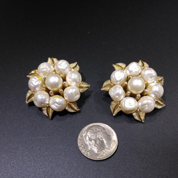 Vintage 1960s Coro Faux Pearl Floral Clip Earrings, Gold Plated - Picture 9 of 10
